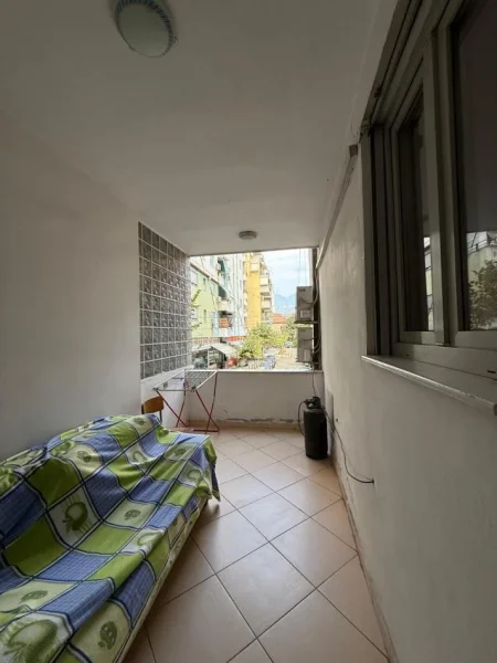 Tirane, jepet me qera apartament 1+1 Kati 1, 90 m² 600 € (Selvia)