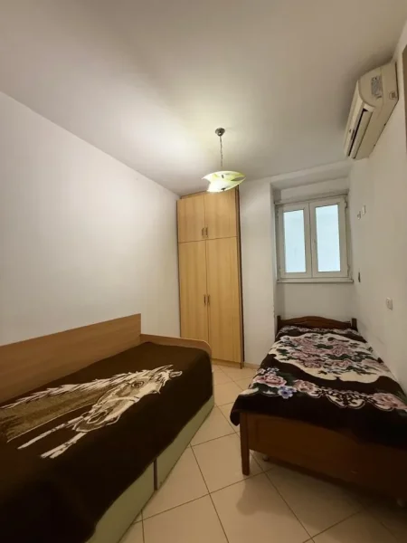 Tirane, jepet me qera apartament 1+1 Kati 1, 90 m² 600 € (Selvia)