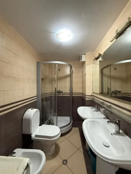 Tirane, jepet me qera apartament 1+1 Kati 1, 90 m² 600 € (Selvia)