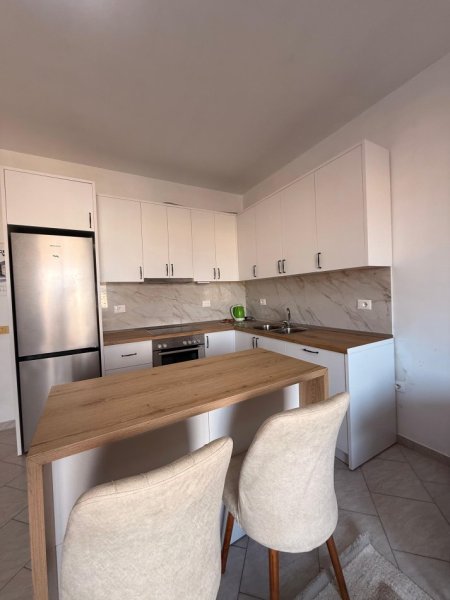 Durres, jepet me qera apartament 1+1 Kati 6, 400 € 