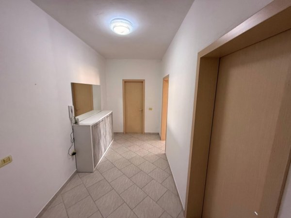 Durres, jepet me qera apartament 1+1 Kati 6, 400 € 