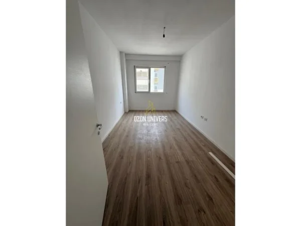 Tirane, shes apartament 1+1+Aneks+Ballkon Kati 5 - 76 m²/ 124.000 € (Laprakë)
