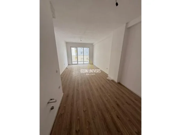 Tirane, shes apartament 1+1+Aneks+Ballkon Kati 5 - 76 m²/ 124.000 € (Laprakë)