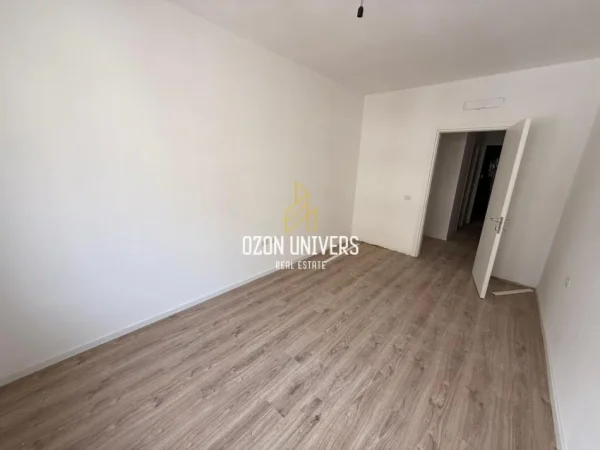 Tirane, shes apartament 1+1+Aneks+Ballkon Kati 5 - 76 m²/ 124.000 € (Laprakë)