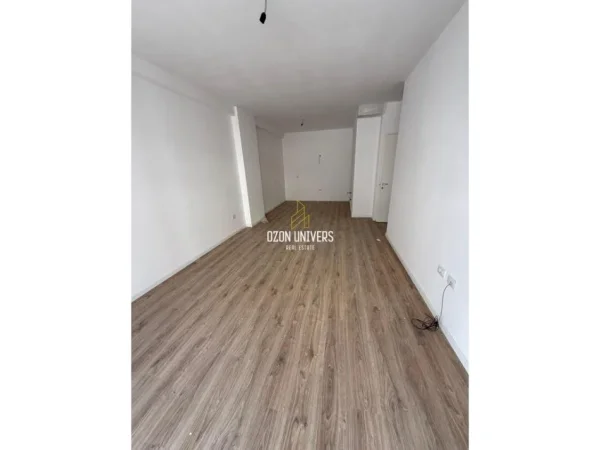 Tirane, shes apartament 1+1+Aneks+Ballkon Kati 5 - 76 m²/ 124.000 € (Laprakë)