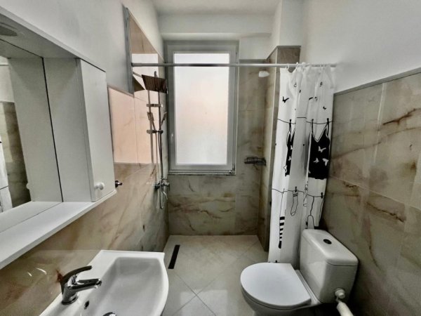 Tirane, jepet me qera apartament 1+1+Ballkon Kati 3, 67 m² 450 € (Astir)