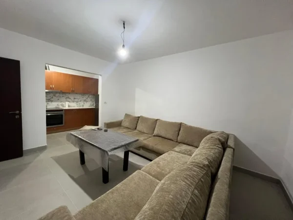 Tirane, jepet me qera apartament 2+1+Ballkon Kati 4, 100 m² 550€ (Stacioni i Trenit)