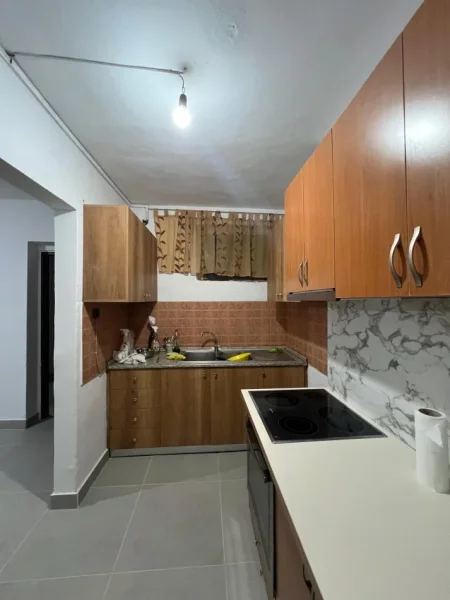 Tirane, jepet me qera apartament 2+1+Ballkon Kati 4, 100 m² 550€ (Stacioni i Trenit)