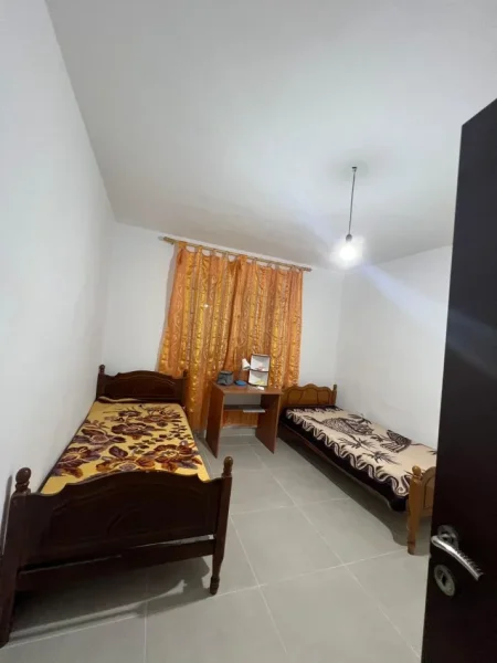 Tirane, jepet me qera apartament 2+1+Ballkon Kati 4, 100 m² 550€ (Stacioni i Trenit)