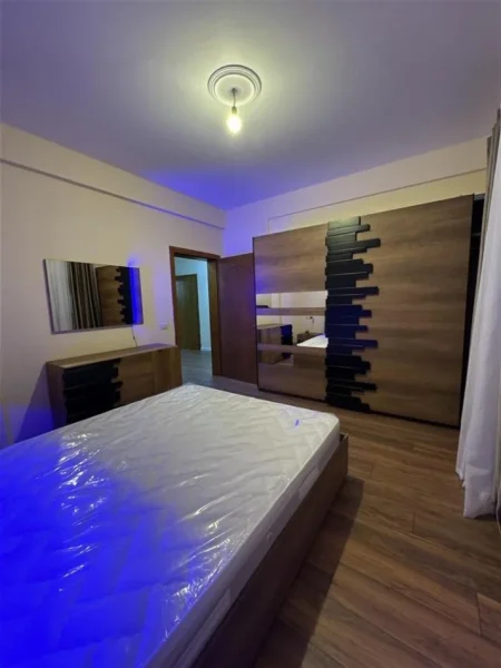Tirane, jepet me qera apartament 2+1 Kati 4, 135 m² 600 € (marie kraja)