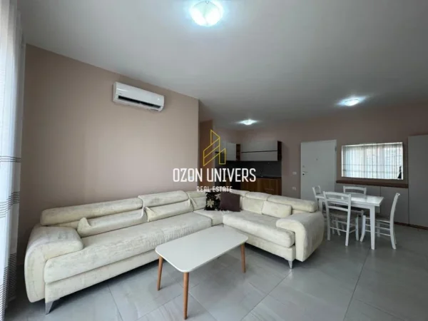 Tirane, jepet me qera apartament 1+1+Ballkon Kati 4, 70 m² 650 € (Pazari i Ri, pranë Qendrës Linkoln)