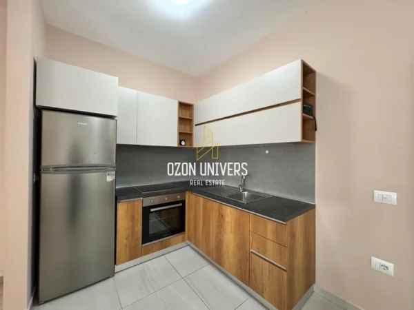 Tirane, jepet me qera apartament 1+1+Ballkon Kati 4, 70 m² 650 € (Pazari i Ri, pranë Qendrës Linkoln)