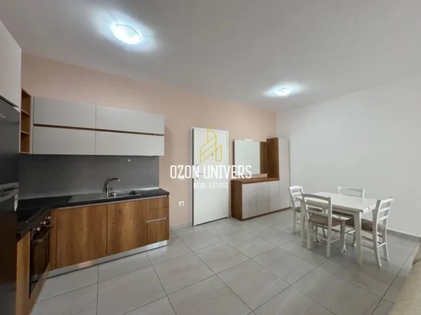 Tirane, jepet me qera apartament 1+1+Ballkon Kati 4, 70 m² 650 € (Pazari i Ri, pranë Qendrës Linkoln)