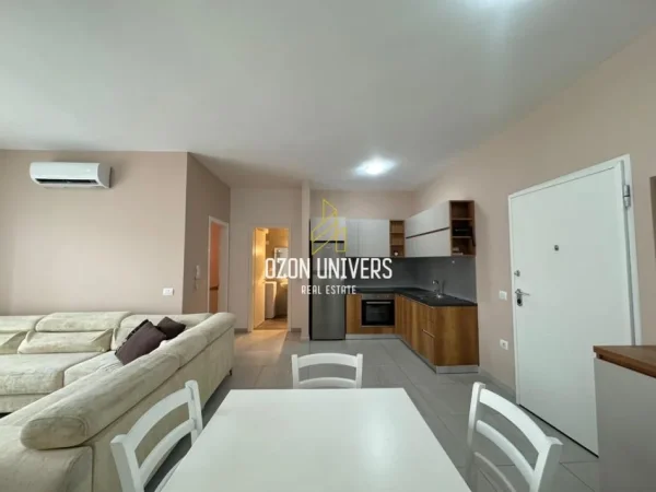 Tirane, jepet me qera apartament 1+1+Ballkon Kati 4, 70 m² 650 € (Pazari i Ri, pranë Qendrës Linkoln)