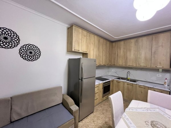 Tirane, jepet me qera apartament 3+1+Ballkon Kati 4, 120 m² 650 € (Rruga e Dibres)