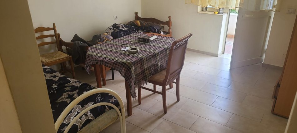 Tirane, jepet me qera apartament 1+1 Kati 2, 50 m² 260 € (Ali Demi)