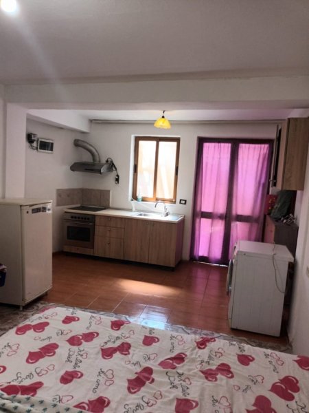 Tirane, jepet me qera garsonier 1+1 Kati 1, 38 m² 300 € (Ali Demi)