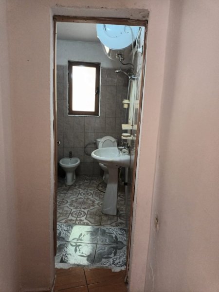 Tirane, jepet me qera garsonier 1+1 Kati 1, 38 m² 300 € (Ali Demi)