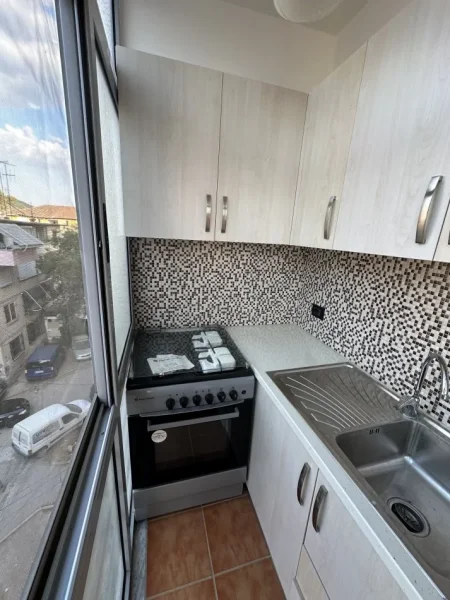 Tirane, shitet apartament 2+1+Ballkon Kati 4, 101 m² 145.000 € (Rruga e Qelqit)