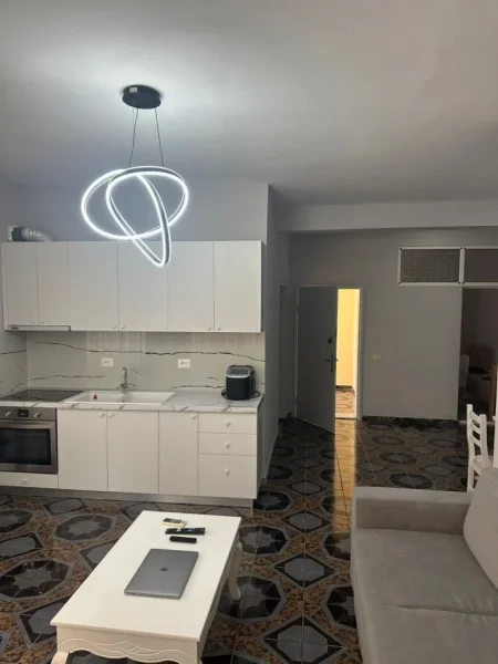 Tirane, jepet me qera apartament 2+1 Kati 1, 100 m² 550 € (Ish Parku i Autobusave)