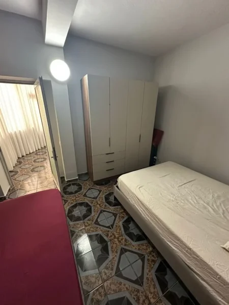Tirane, jepet me qera apartament 2+1 Kati 1, 100 m² 550 € (Ish Parku i Autobusave)