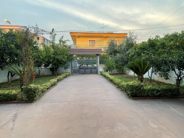 Tirane, jepet me qera Vile 2+1+Aneks+Ballkon Kati 1, 109 m² 400 € (Rruga Zija Kambo)