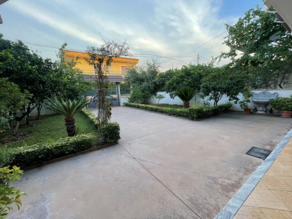 Tirane, jepet me qera Vile 2+1+Aneks+Ballkon Kati 1, 109 m² 400 € (Rruga Zija Kambo)