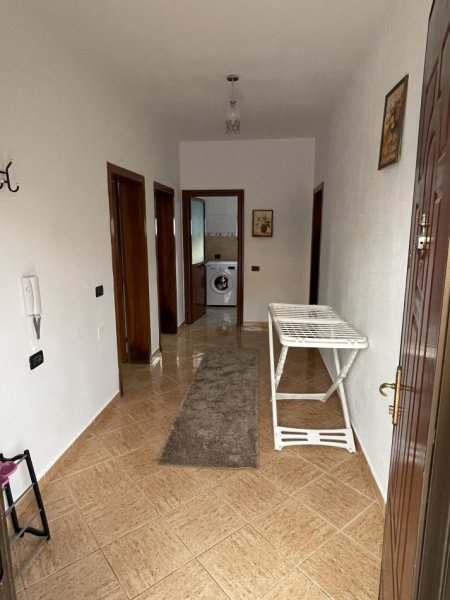 Tirane, jepet me qera Vile 2+1+Aneks+Ballkon Kati 1, 109 m² 400 € (Rruga Zija Kambo)