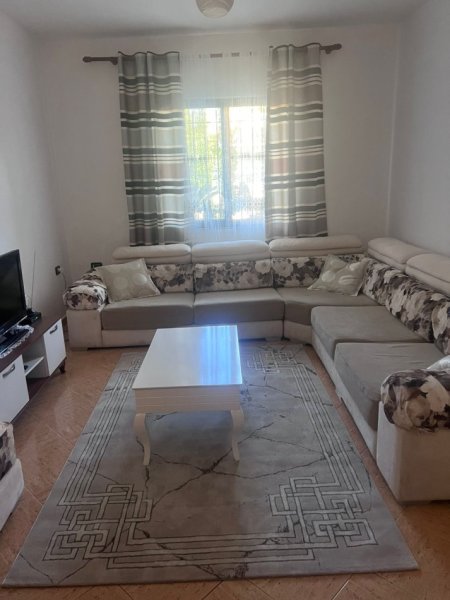 Tirane, jepet me qera Vile 2+1+Aneks+Ballkon Kati 1, 109 m² 400 € (Rruga Zija Kambo)