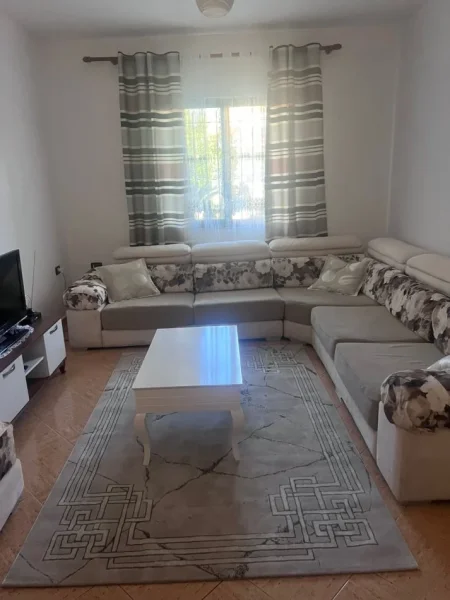 Tirane, jepet me qera Vile 2+1+Aneks+Ballkon Kati 1, 109 m² 400 € (Rruga Zija Kambo)