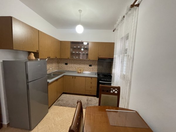 Tirane, jepet me qera Vile 2+1+Aneks+Ballkon Kati 1, 109 m² 400 € (Rruga Zija Kambo)