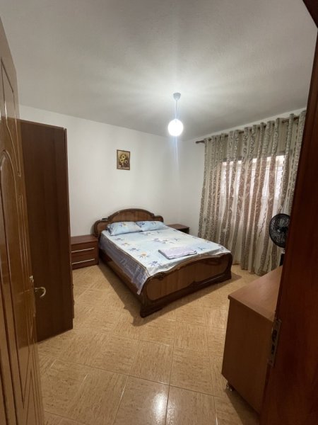 Tirane, jepet me qera Vile 2+1+Aneks+Ballkon Kati 1, 109 m² 400 € (Rruga Zija Kambo)