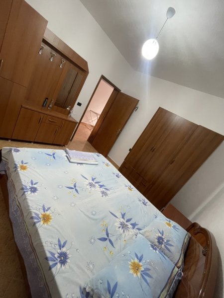 Tirane, jepet me qera Vile 2+1+Aneks+Ballkon Kati 1, 109 m² 400 € (Rruga Zija Kambo)