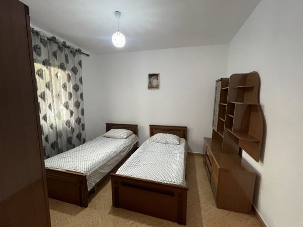 Tirane, jepet me qera Vile 2+1+Aneks+Ballkon Kati 1, 109 m² 400 € (Rruga Zija Kambo)
