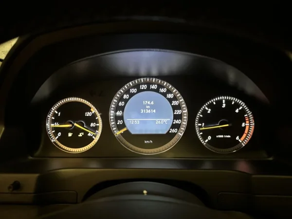 Tirane, shes makine Mercedes Nafte, bezhë manuale Klima 317.000 km 5.500 €