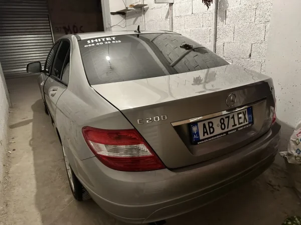 Tirane, shes makine Mercedes Nafte, bezhë manuale Klima 317.000 km 5.500 €