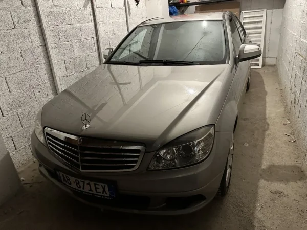 Tirane, shes makine Mercedes Nafte, bezhë manuale Klima 317.000 km 5.500 €