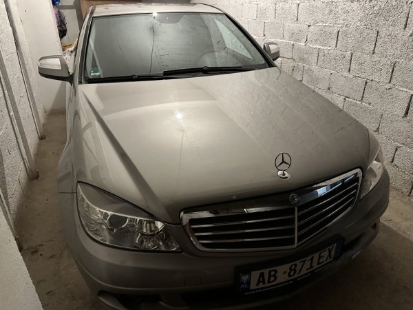 Tirane, shes makine Mercedes Nafte, bezhë manuale Klima 317.000 km 5.500 €