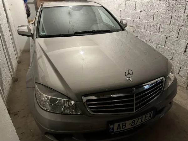 Tirane, shes makine Mercedes Nafte, bezhë manuale Klima 317.000 km 5.500 €