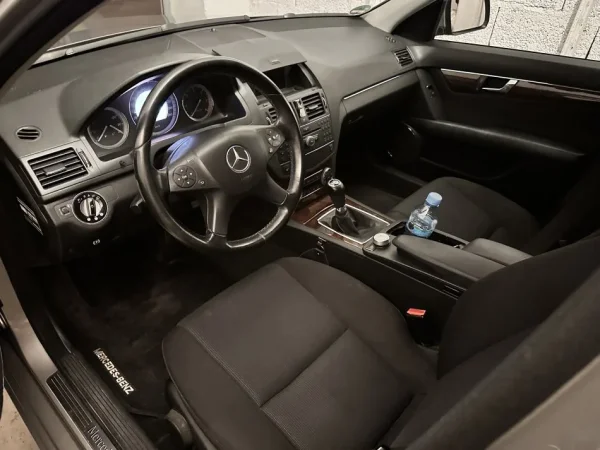 Tirane, shes makine Mercedes Nafte, bezhë manuale Klima 317.000 km 5.500 €