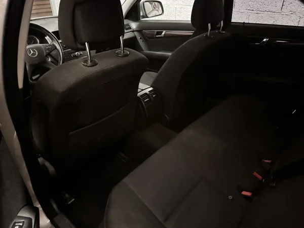 Tirane, shes makine Mercedes Nafte, bezhë manuale Klima 317.000 km 5.500 €