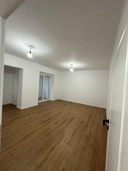 Tirane, shitet apartament 1+1+Ballkon Kati 3, 55 m² 153.000 € (Ministria e Drejtesisie)