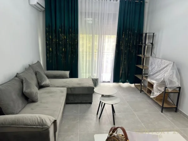 Tirane, jepet me qera apartament 2+1+Aneks+Ballkon Kati 2, 110 m² 980 € (Liqeni thate)