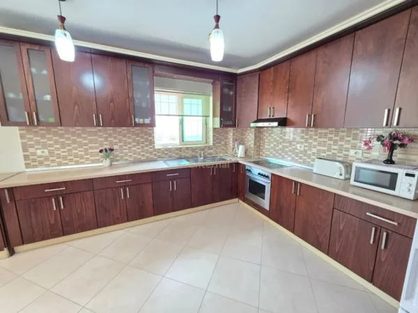 Tirane, jepet me qera Vile 1 Katshe Kati 1, 200 m² 2.500 € (Sauk)
