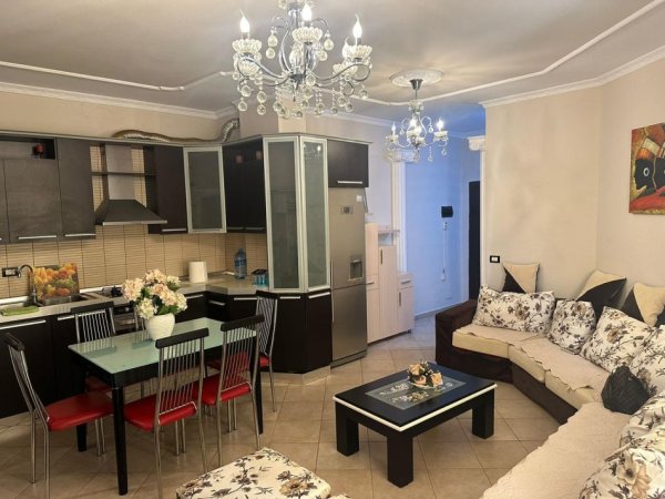 Tirane, jepet me qera apartament 3+1+Ballkon Kati 1, 99 m² 600 € (Fresk, Tiranë)