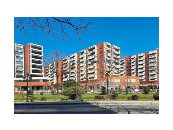 Tirane, jepet me qera ambjent biznesi Kati 3, 972 m² 17.000 € (Kompleksi Delijorgji)