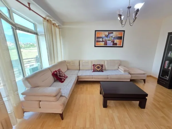 Tirane, jepet me qera Vile 4+1 Kati 1, 200 m² 2.500 € (Sauk)