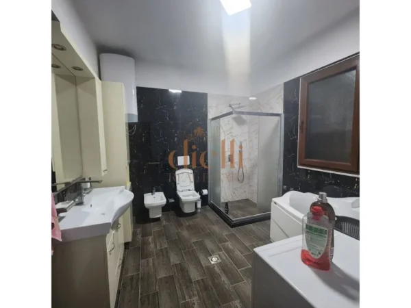 Tirane, shitet Vile , 600 m² 350.000 € (Koder Kamez)