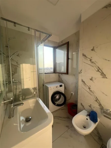 Tirane, jepet me qera garsonier 1+1 Kati 9, 38 m² 500 € (Sheshi Willson)