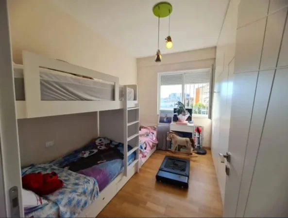 Tirane, shitet apartament 2+1+Ballkon , 98 m² 210.000 € (Brryli)